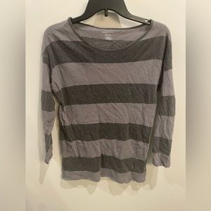 Majestic filatures soft wool grey stripe top small hole in back